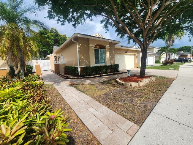 Building Photo - 250 E Riverbend Dr