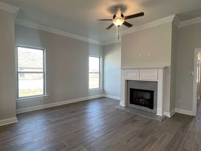 Building Photo - 1041 Lakehaven Dr