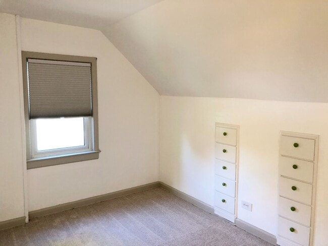 Building Photo - Well Maintained 3Bed/2Bath Single Family HUGE Backyard!