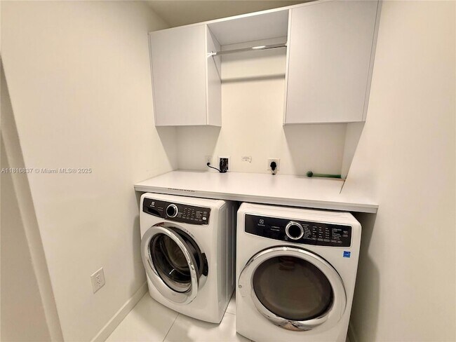 Building Photo - 851 NE 1st Ave