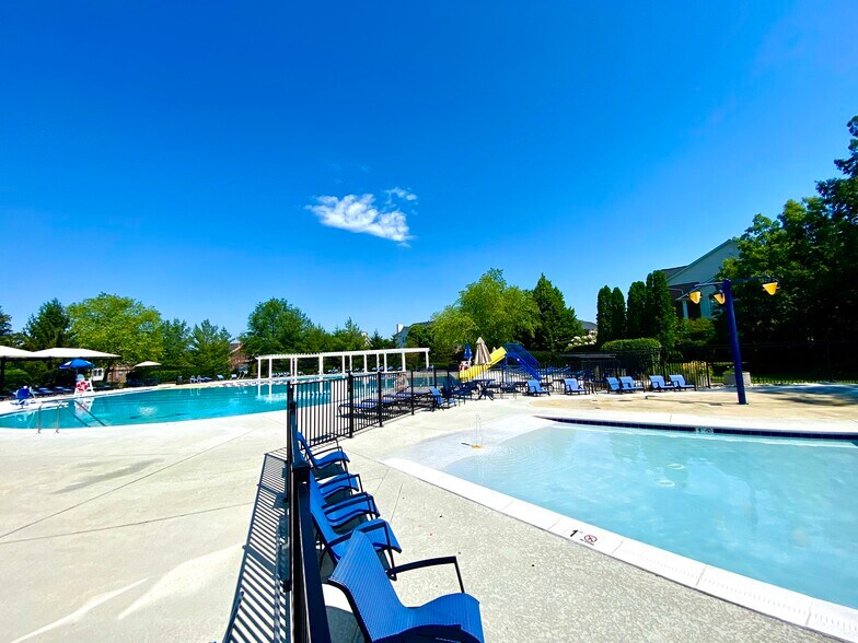 POOLS! - 810 Revelstore Ter NE