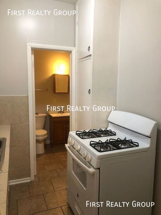 Building Photo - 1 Bedroom Downstairs Apartment for Rent in...