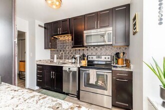 Building Photo - 1 bedroom in Chicago IL 60610