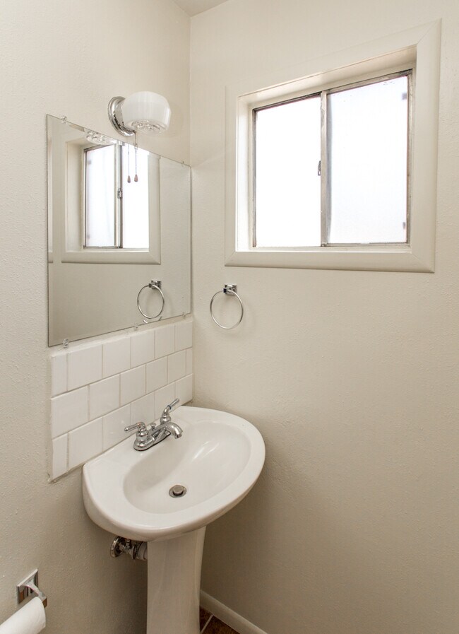 Building Photo - OLD TOWN NORTH VALLEY 2/BD 2/BA 1/CG