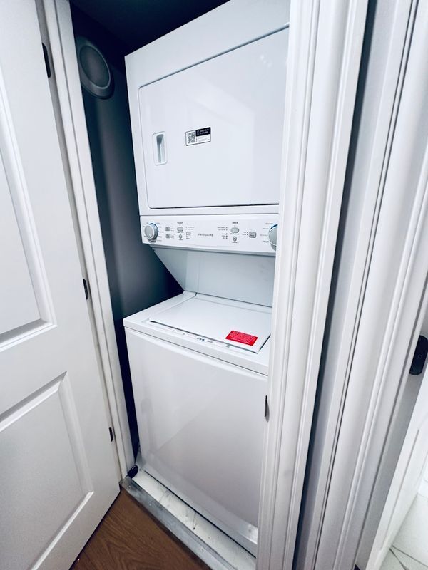 Building Photo - 901 W Agatite Ave