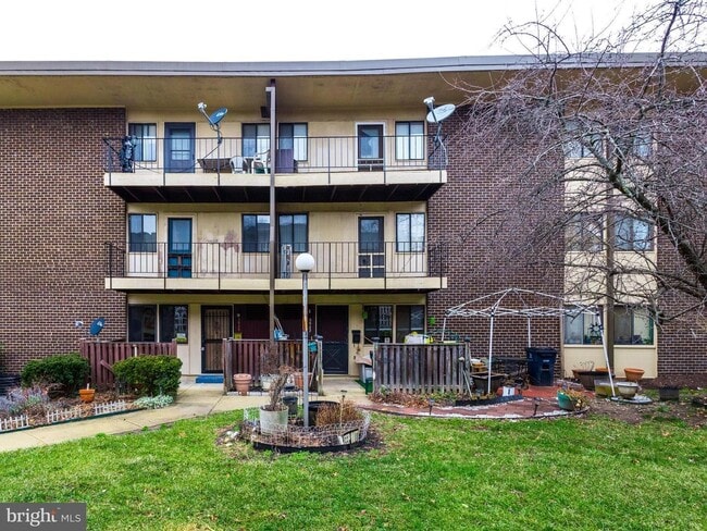 Building Photo - Cozy 2BD 1BTH beautifully updated condo in Suitland ready for move in