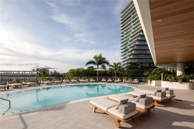 Building Photo - 2655 S Bayshore Dr