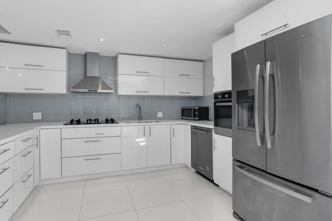 Building Photo - Beautiful California Style Hollywood Home