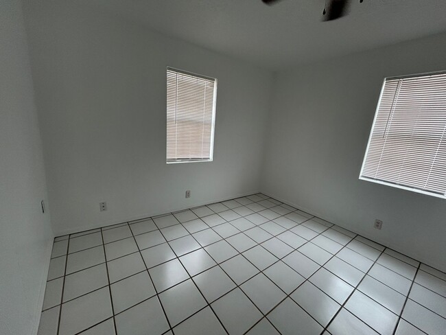 Building Photo - 609 E 6th St