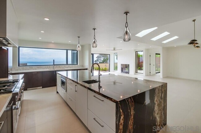 Building Photo - 14066 Crest Way