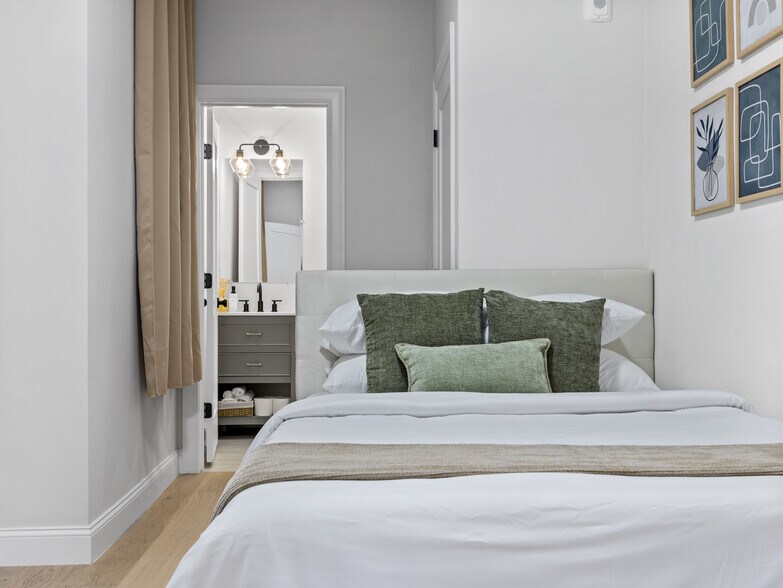 Building Photo - 566 Dorchester Ave