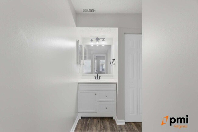 Building Photo - GATED COMMUNITY FULLY RENOVATED 1 BED 1 BATH WITH BALCONY AND POOL FOR RENT IN HAMPTON!