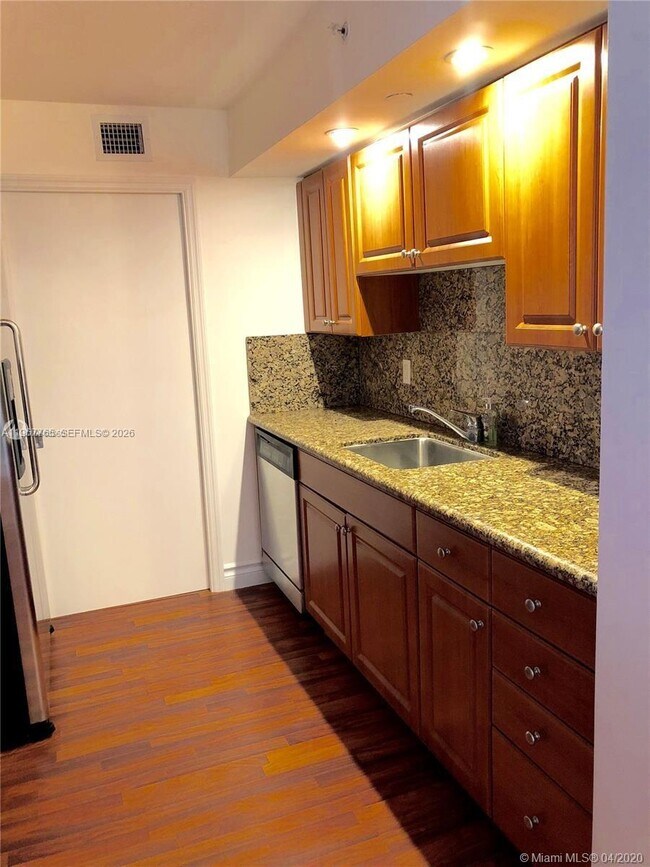 Building Photo - 6917 Collins Ave