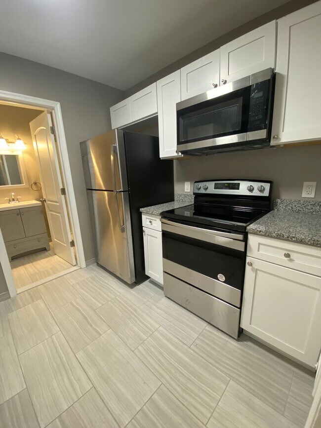 Building Photo - Remodeled one bedroom apartment