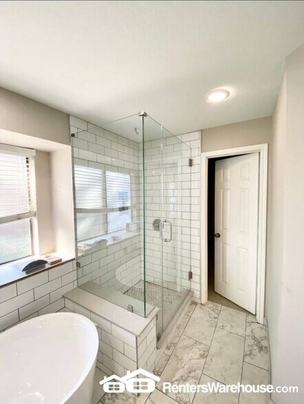 Building Photo - 1542 Glenmore Dr