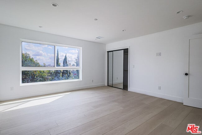 Building Photo - 11812 1/2 Gilmore St