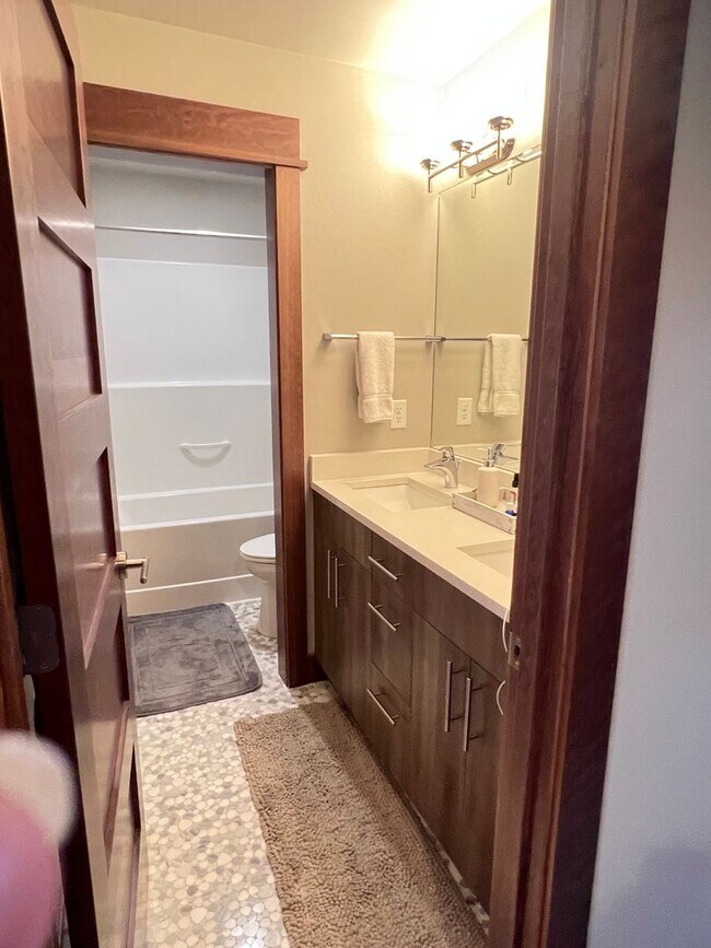 Building Photo - Stunning Fully Furnished Townhome with Lake Views