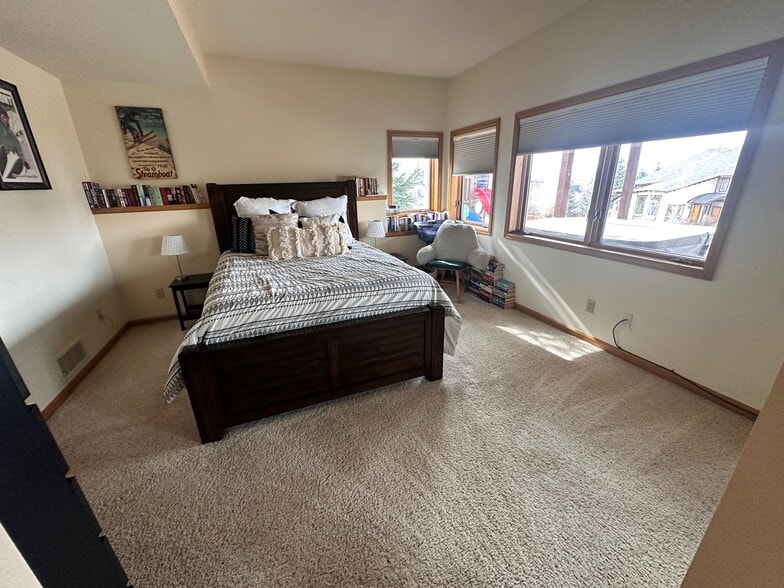 Building Photo - 318 Blackberry Ln