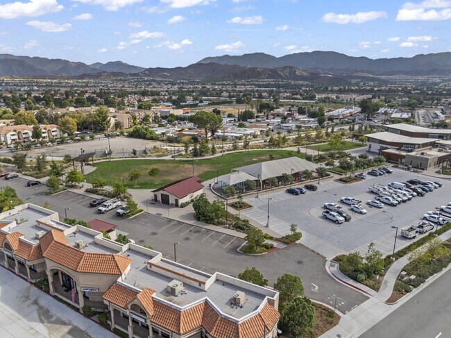 Building Photo - "Charming 2-Bed, 2-Bath Condo Retreat in S...