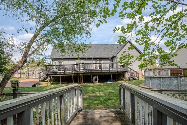 Building Photo - 220 Dolphin Dr