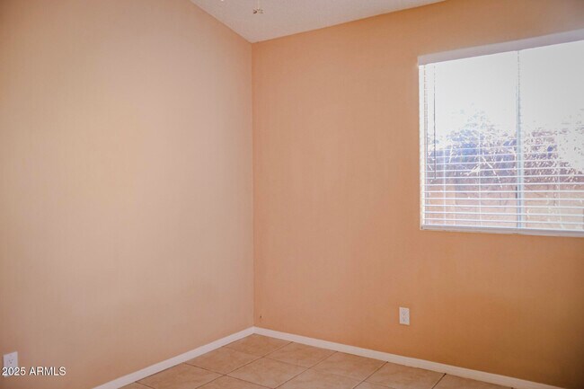 Building Photo - 3052 E Siesta Ln