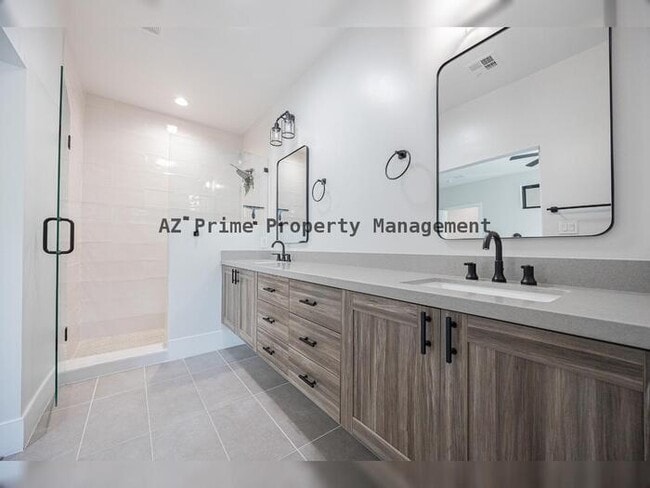 Building Photo - 142 E Hearne Way