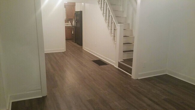 Building Photo - Rare pet-friendly downtown rental with off street parking and fenced yard!