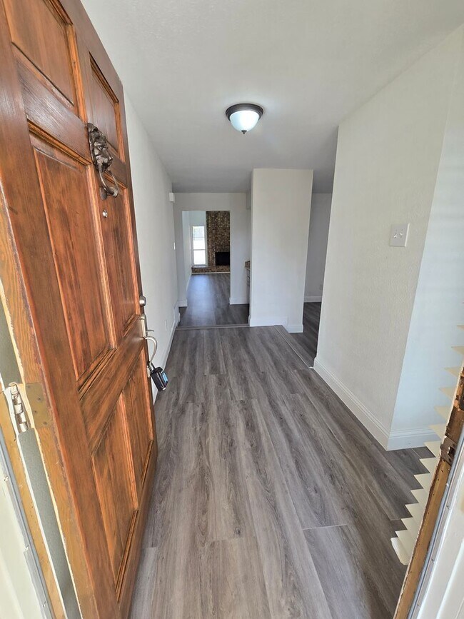 Building Photo - Updated, Energy Efficient 4 Bedroom 2 Bath Home in Golf Course Community