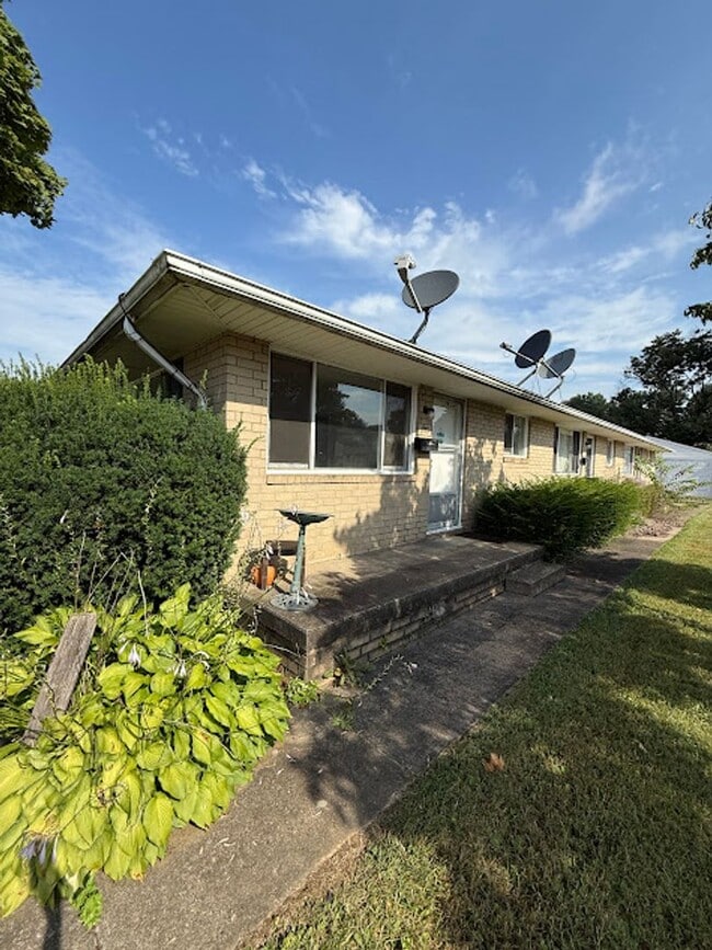 Building Photo - 2 Bedroom, 1 Bathroom Ready for Rent!