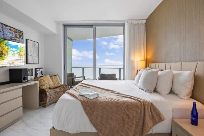 Building Photo - 4011 S Ocean Dr