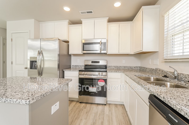 Building Photo - 2808 Carrollwood Dr