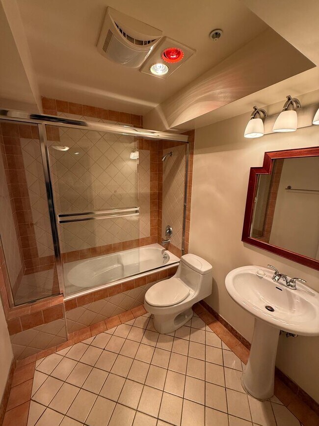 Building Photo - Beautiful Spacious 2 Bedroom/2 Bath Condo