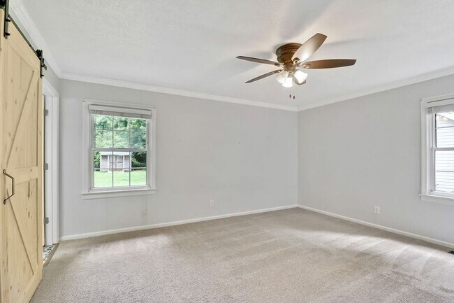 Building Photo - 212 Pinewood Dr
