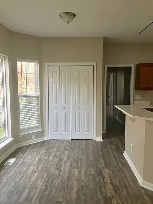 Building Photo - MUST SEE this Gorgeous 5 Beds 3 Bath home ...