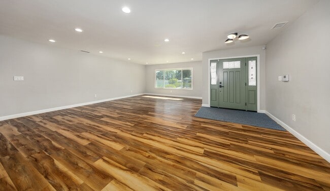 Building Photo - Large, Gorgeous Single Story Pool Home