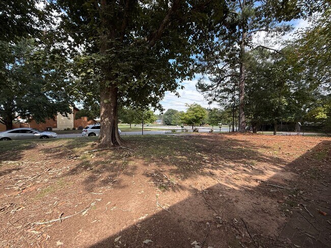 Building Photo - 170 Forest Rd