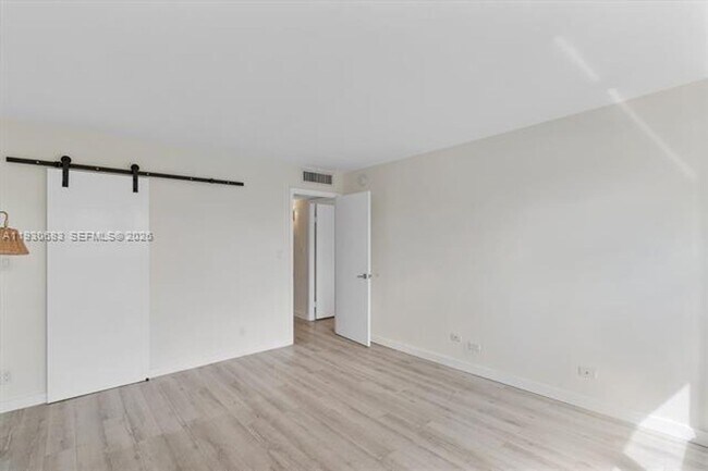 Building Photo - 10101 E Bay Harbor Dr