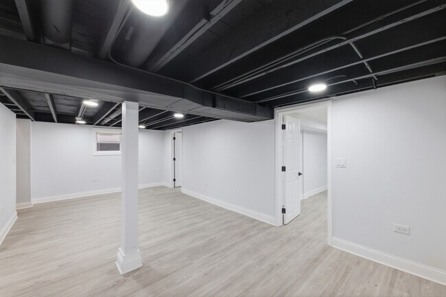 Building Photo - 142 W 103rd Pl