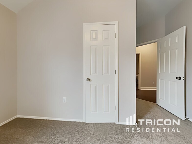 Building Photo - 1643 Hillside Dr