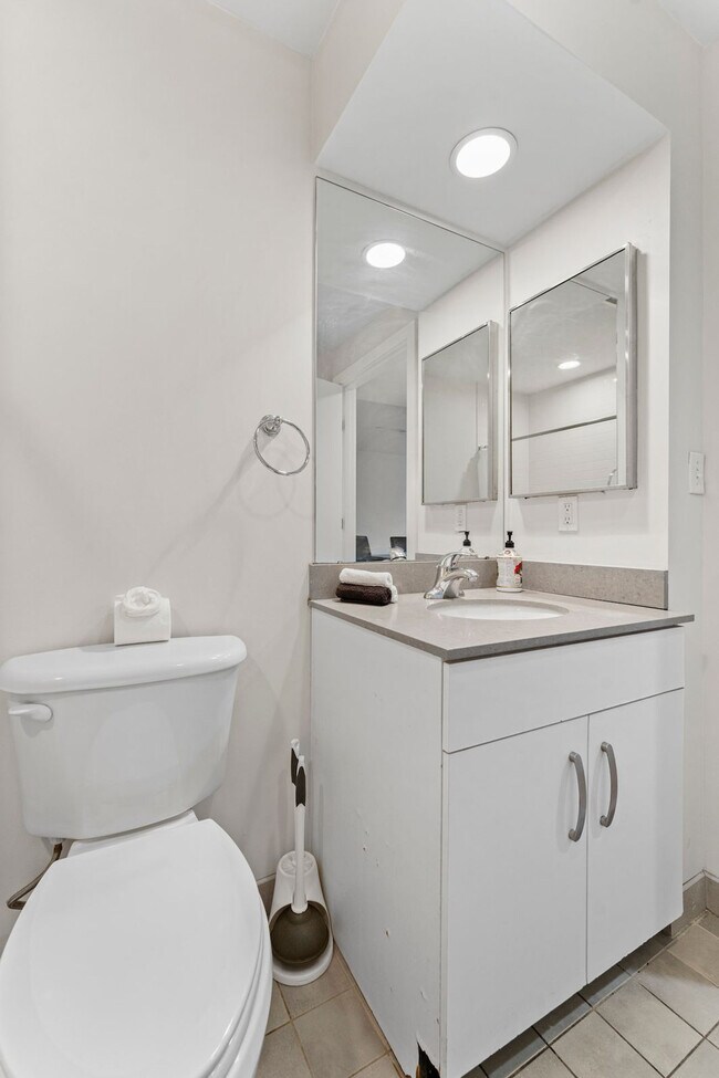 Building Photo - 601 Albany St