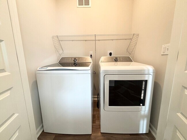 Building Photo - ABSOLUTELY BEAUTIFUL BRAND-NEW BUILD TOWNHOME