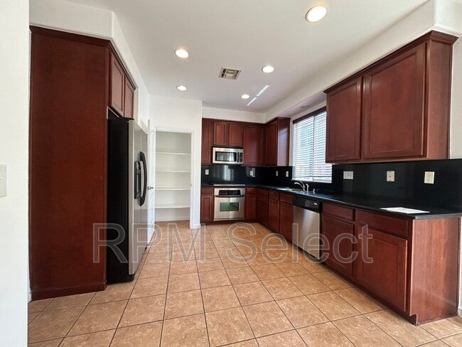 Building Photo - 35 Seatuck Ct