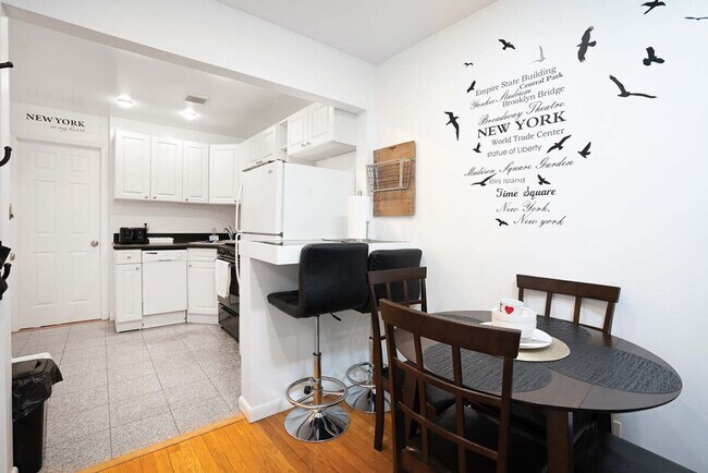 Building Photo - 305 E 104th St