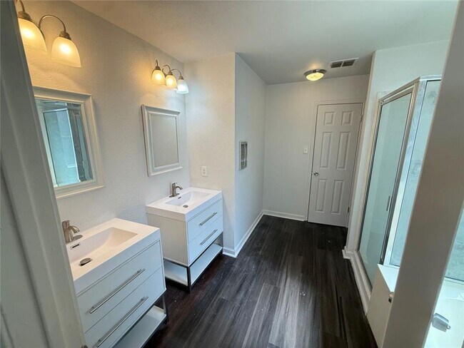 Building Photo - 3 Bed / 2 Bath / 2 living room a great bac...