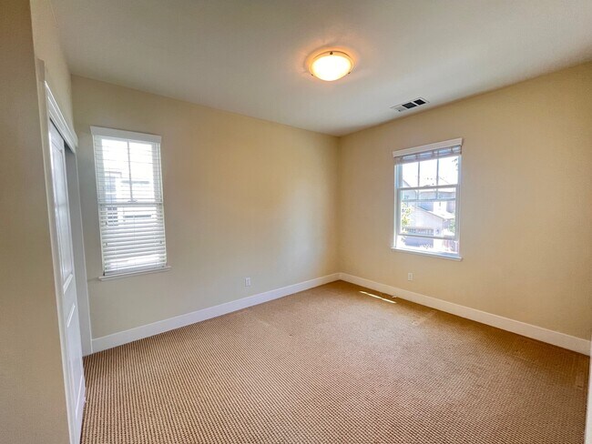 Building Photo - 212 Shumway Ln