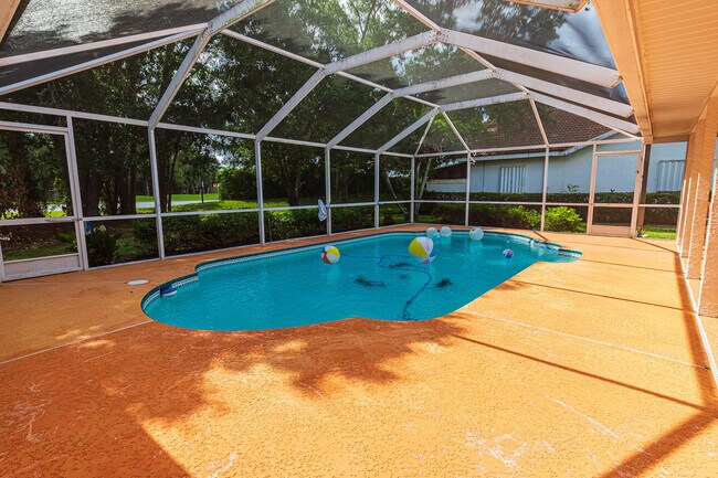 Building Photo - 1193 SW Live Oak Cove