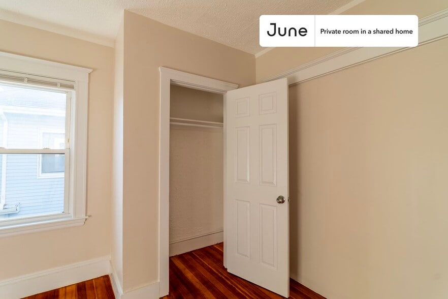 Building Photo - Room in Shared 6 bed/2 bath home