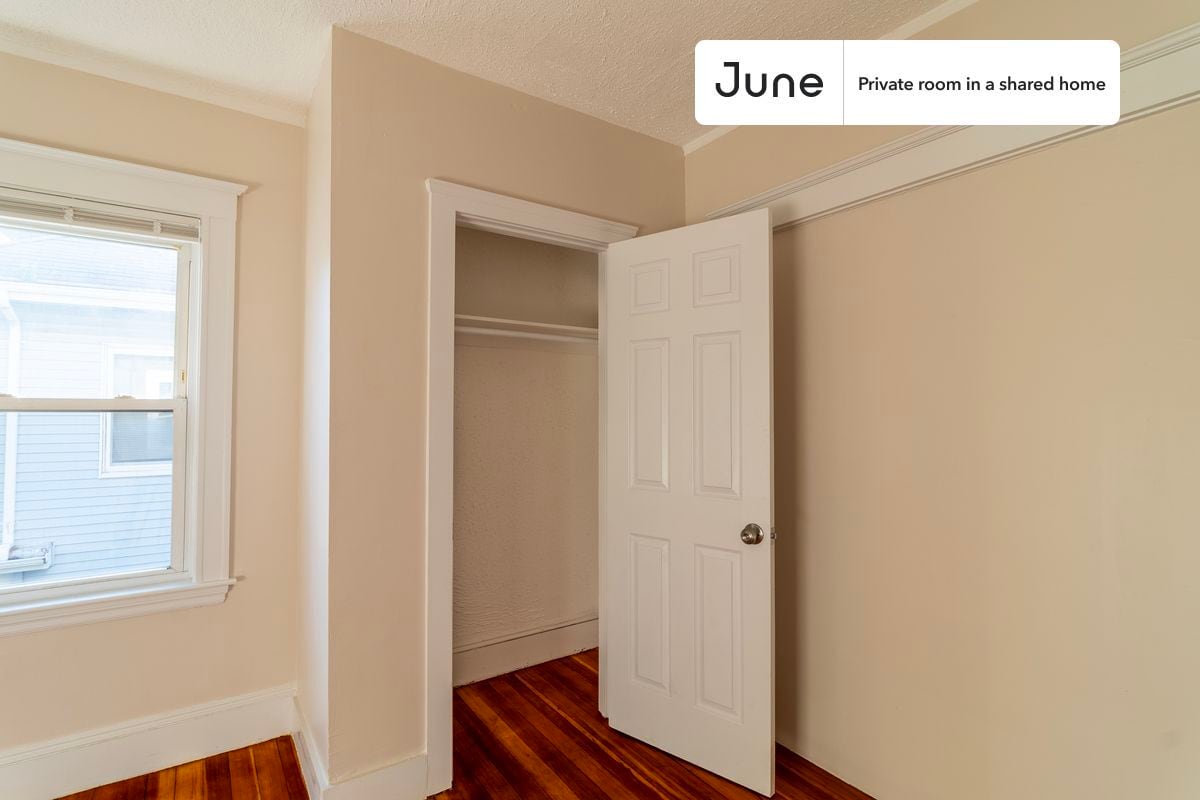 Building Photo - Room in Shared 6 bed/2 bath home