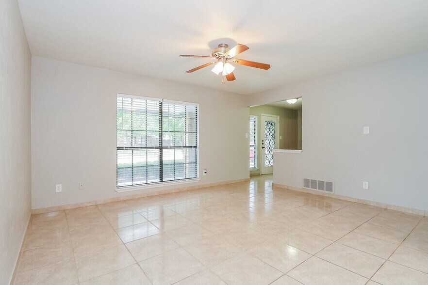 Building Photo - 7529 Ashwood Cir