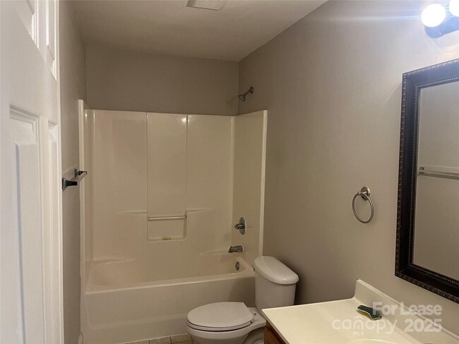 Building Photo - 1923 Crestmont St